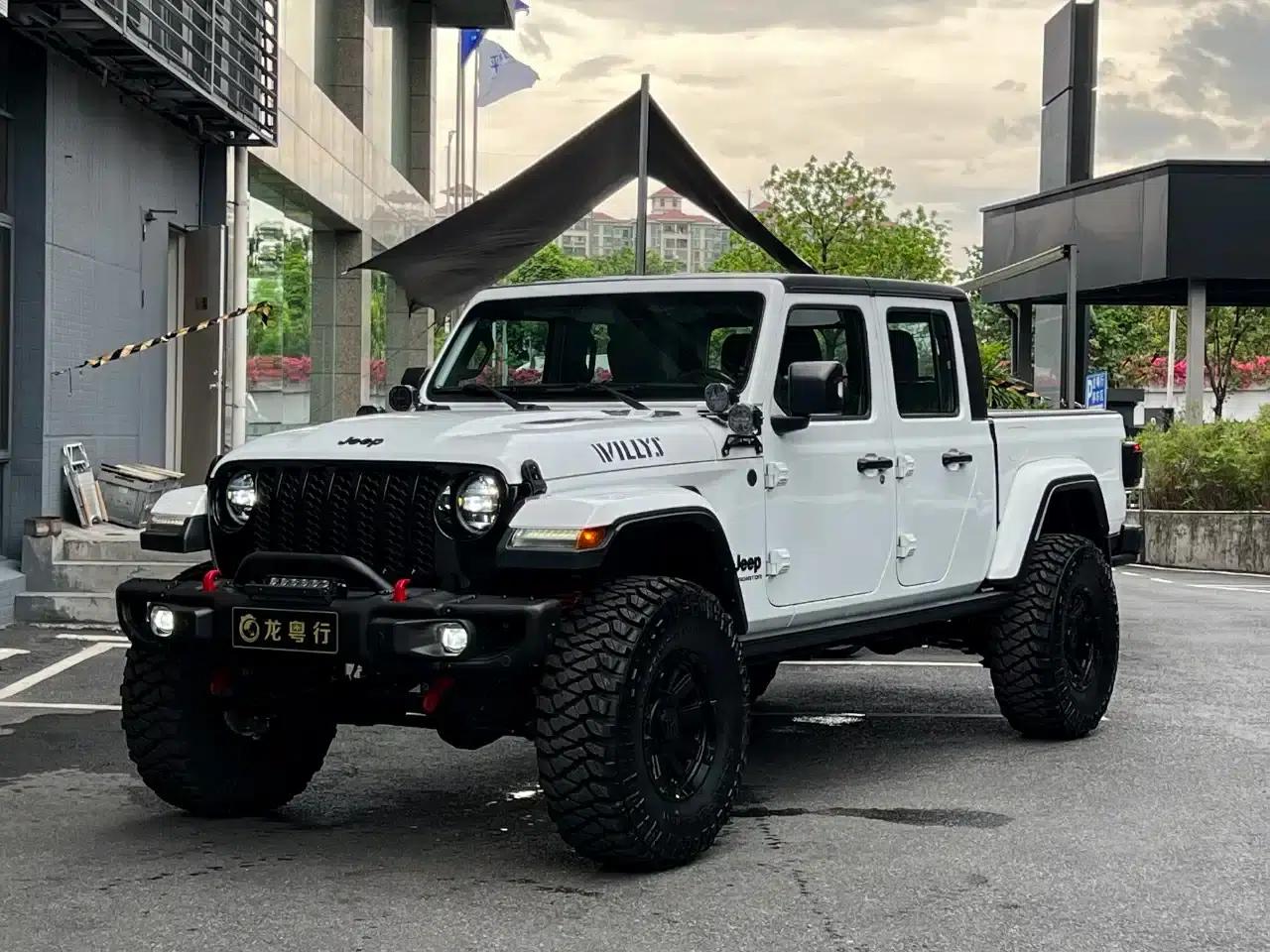 Gladiator 2023 3.6L Overland — миниатюра 1
