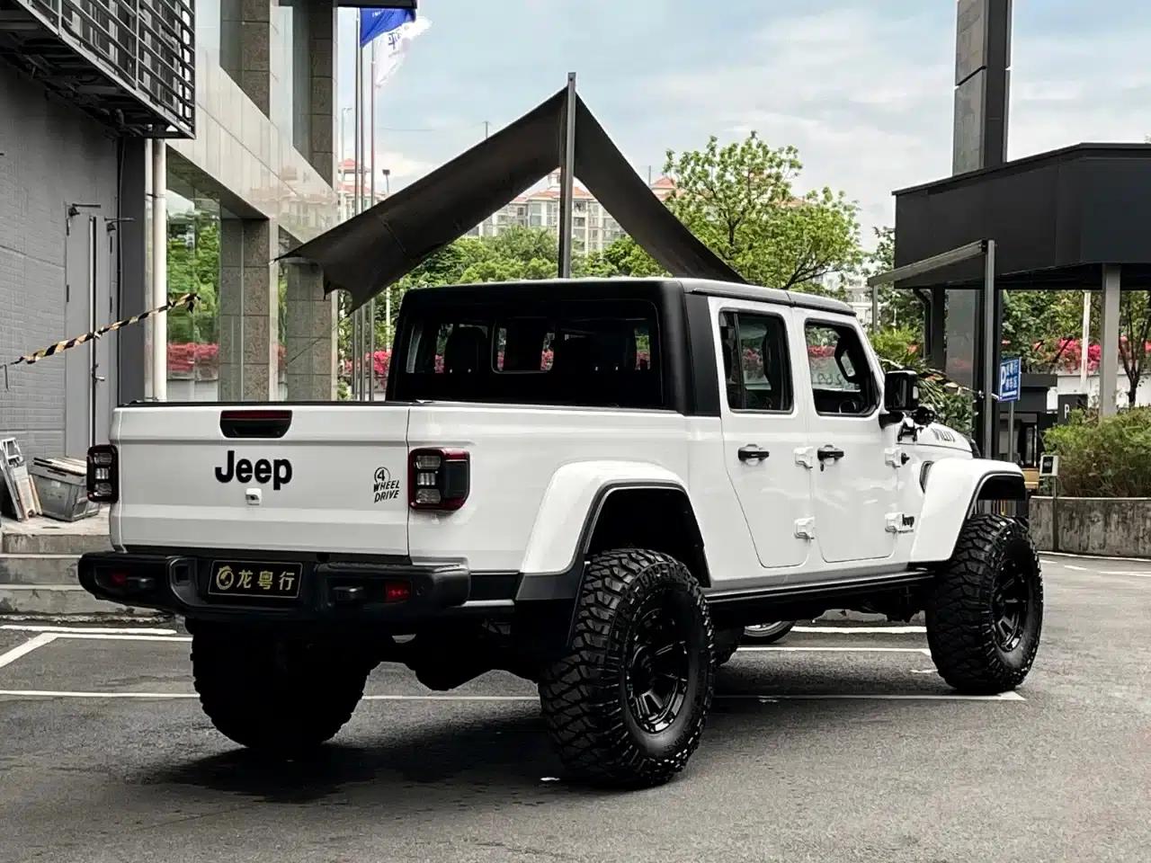 Gladiator 2023 3.6L Overland — миниатюра 3