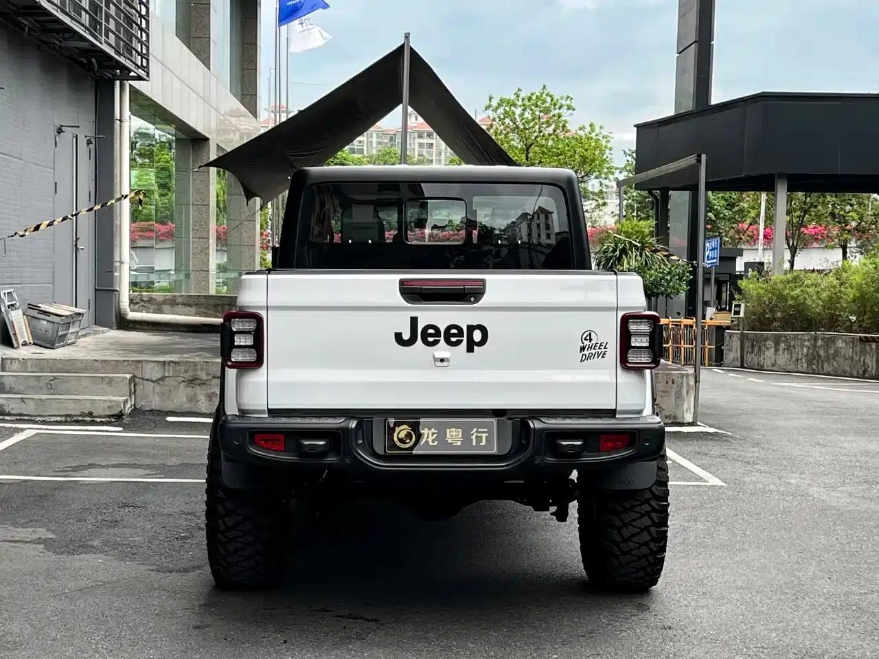 Gladiator 2023 3.6L Overland — миниатюра 4