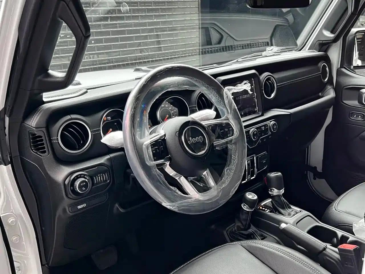 Gladiator 2023 3.6L Overland — миниатюра 7