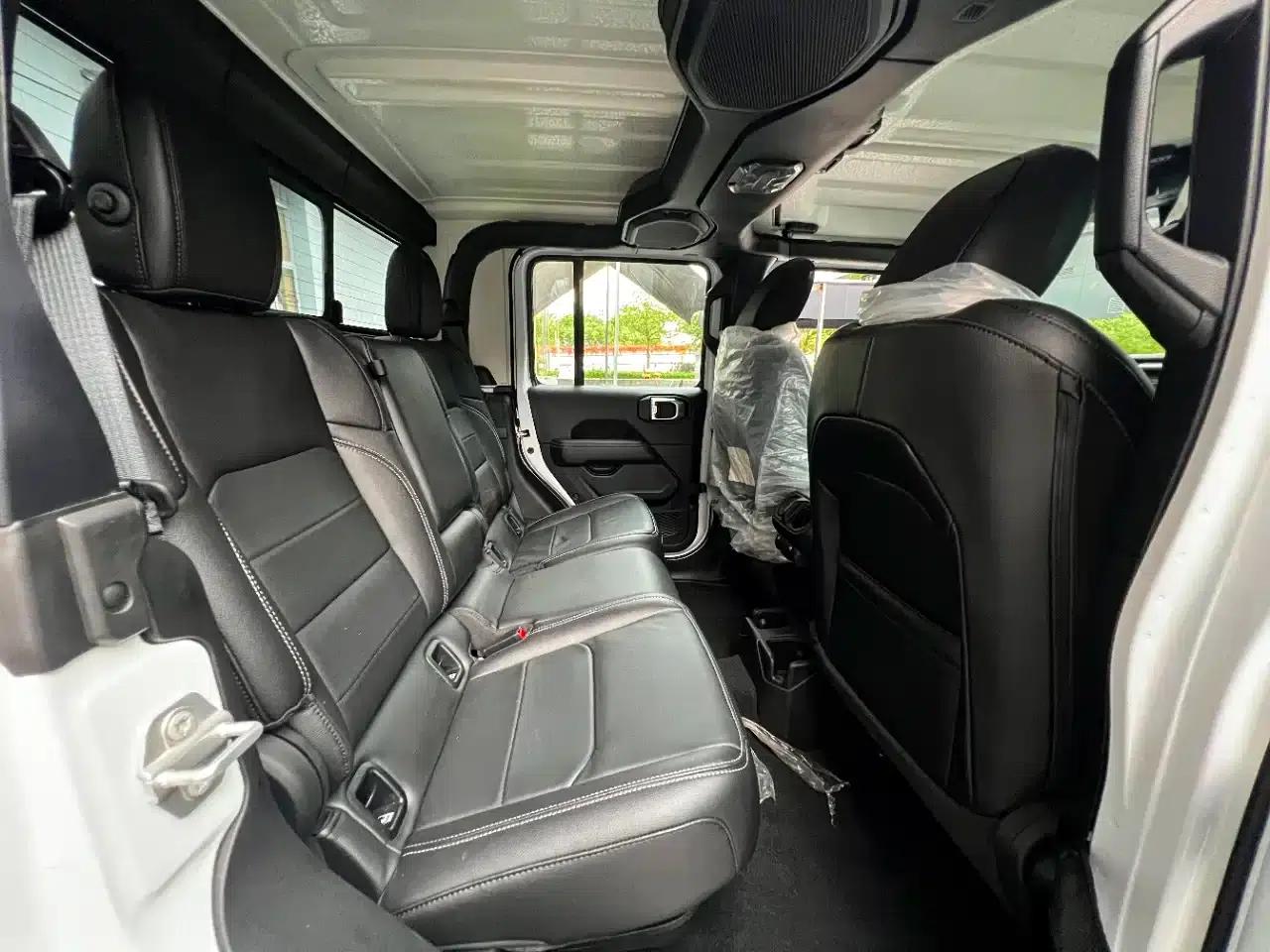 Gladiator 2023 3.6L Overland — миниатюра 8