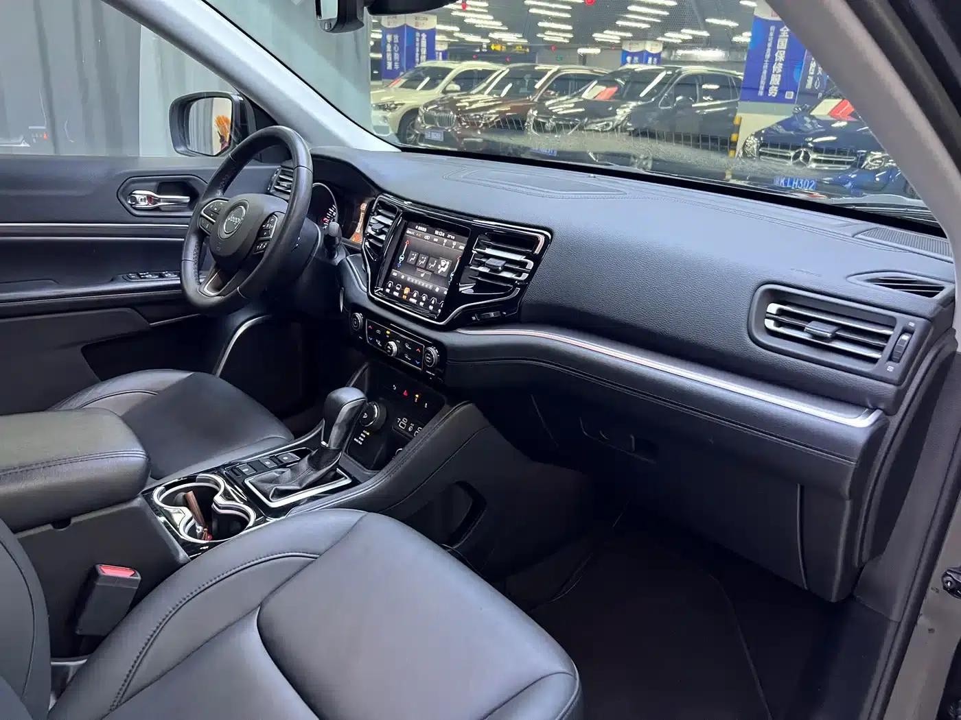 Grand Commander 2018 2.0T 4WD Premium Edition (National V Emission Standard) — миниатюра 12