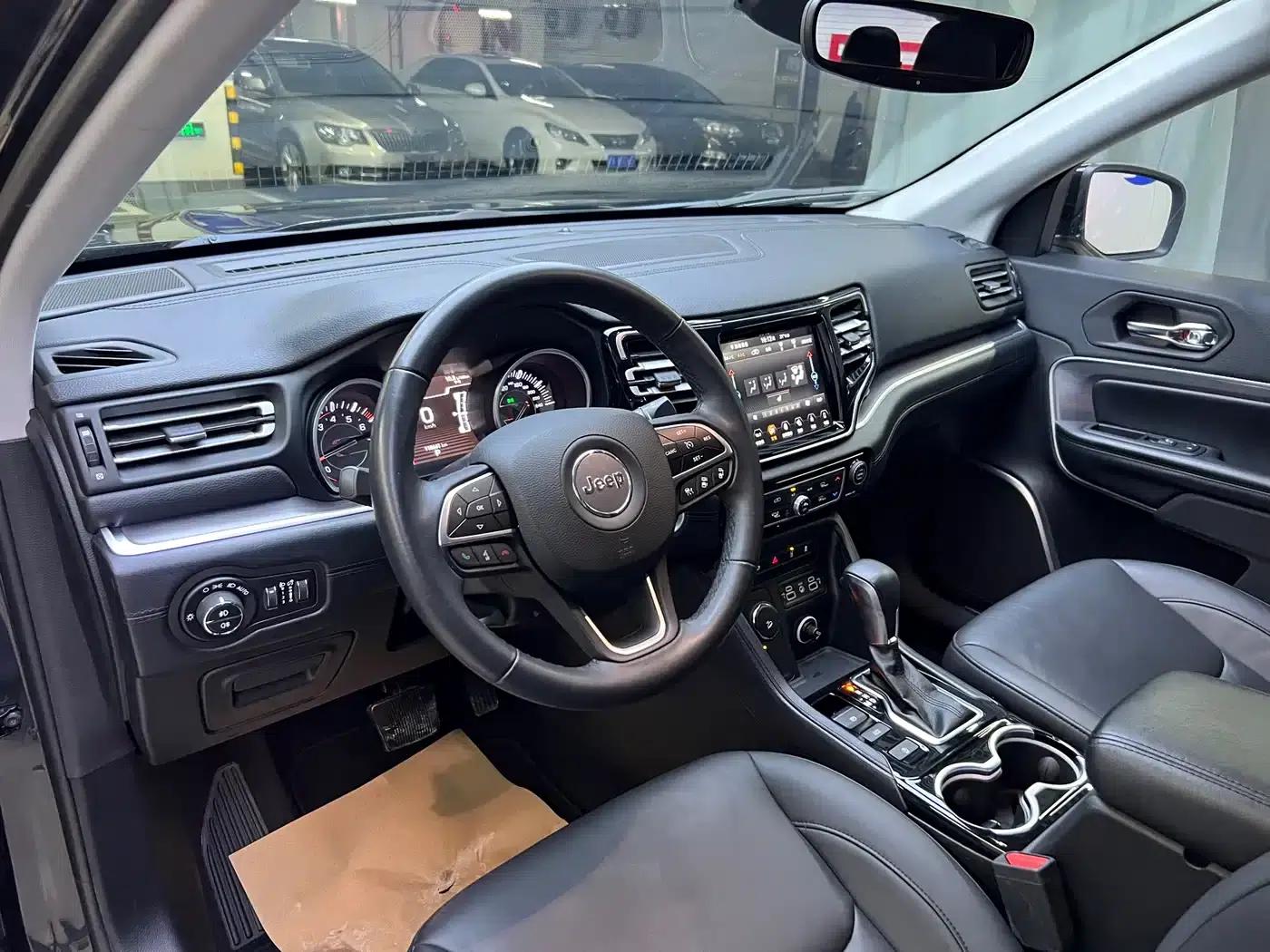 Grand Commander 2018 2.0T 4WD Premium Edition (National V Emission Standard) — миниатюра 9