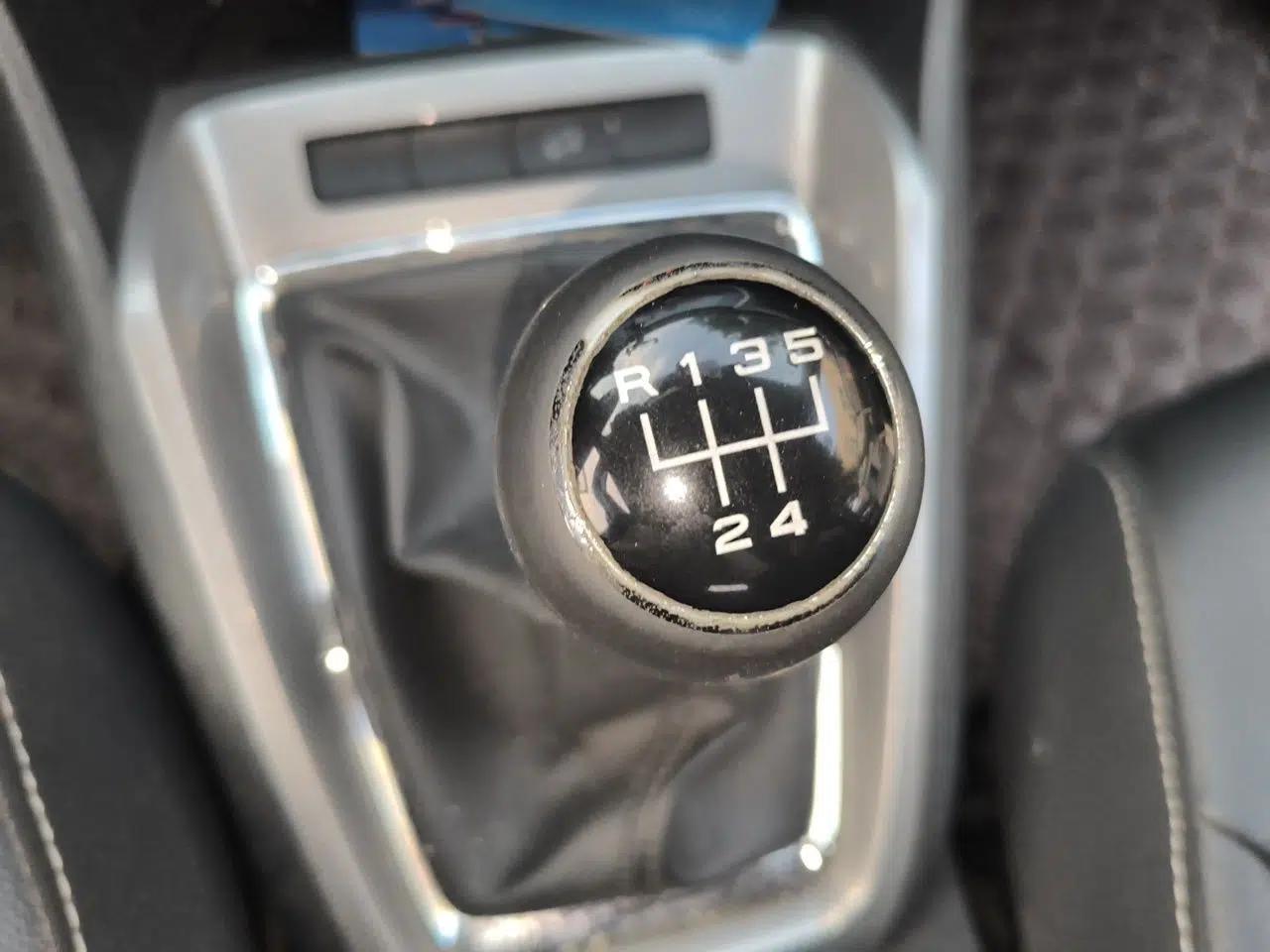 Roewe RX3 2018 1.6L Manual Elite Edition — миниатюра 14
