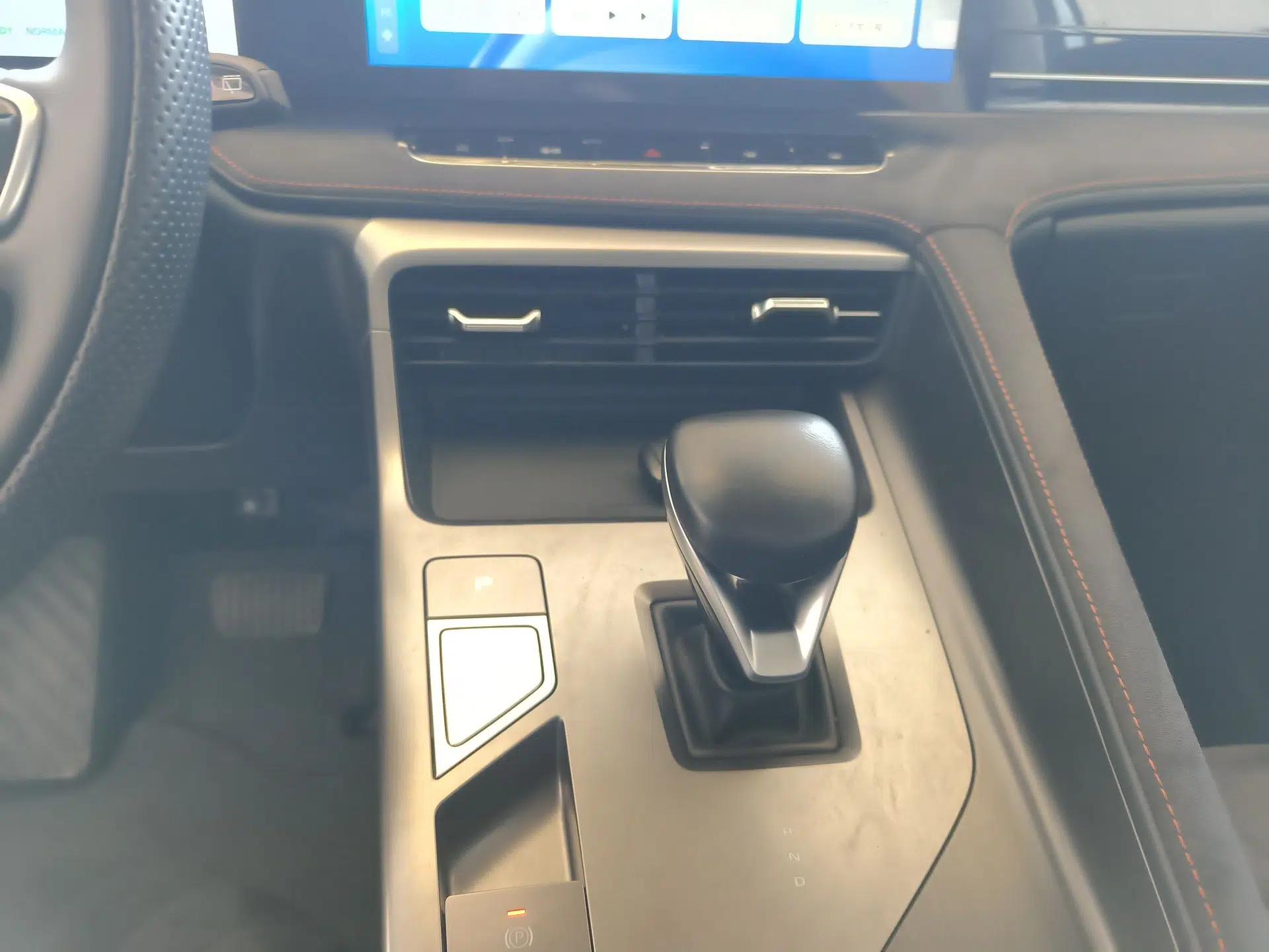 Roewe D5X DMH 2024 135 Tech Edition — миниатюра 16