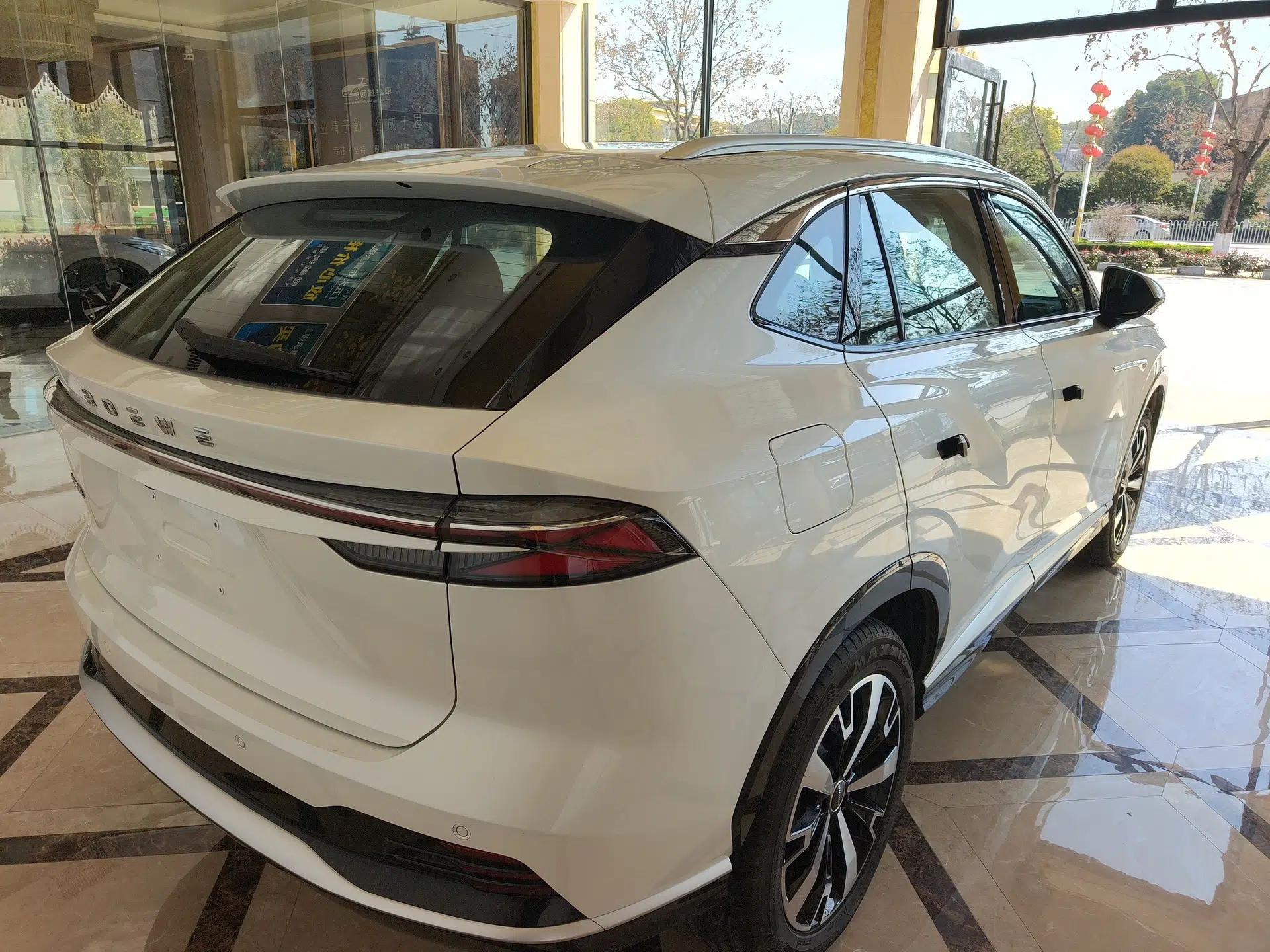 Roewe D5X DMH 2024 135 Tech Edition — миниатюра 4