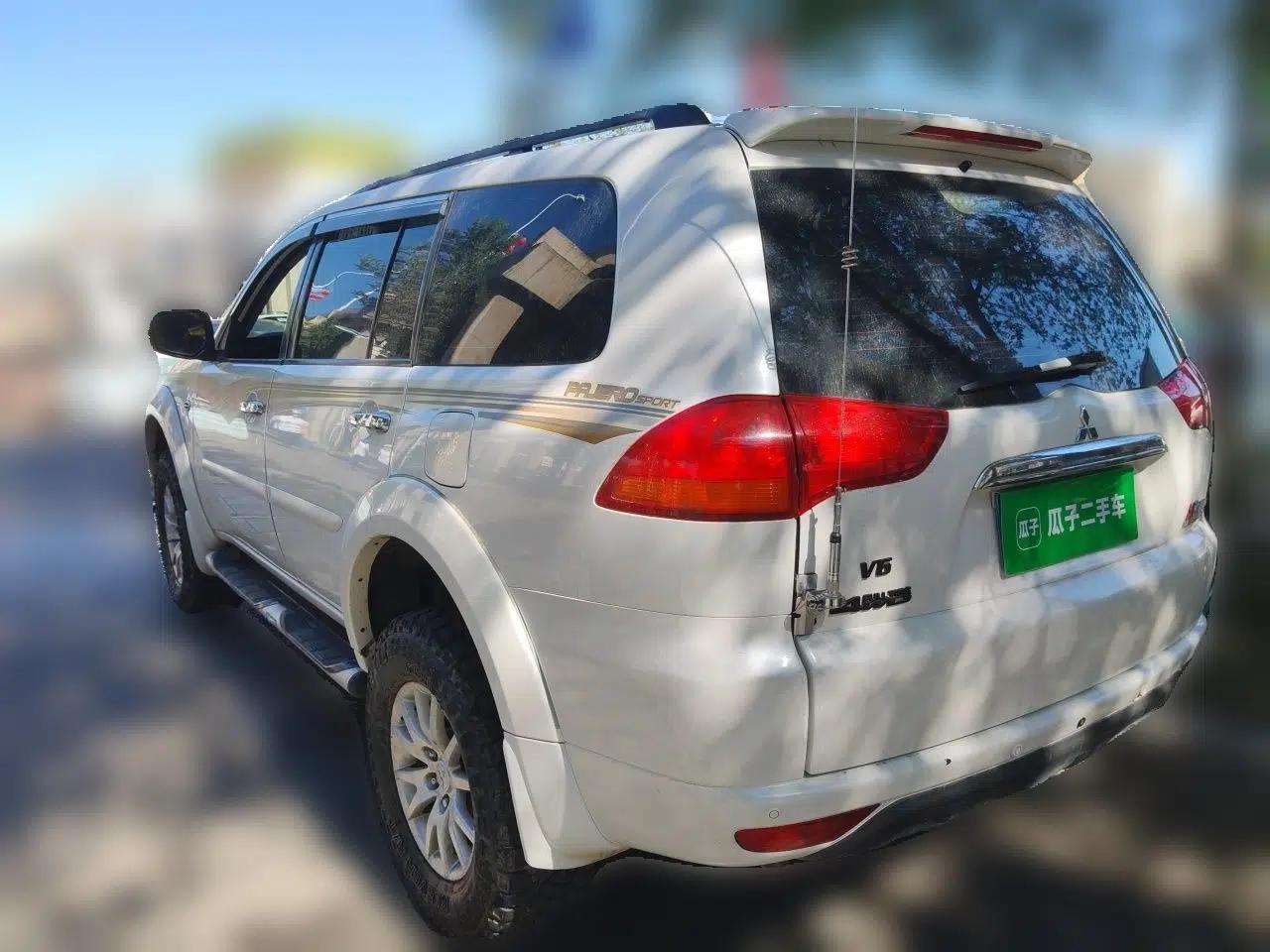 Mitsubishi Pajero Sport 2013 3.0L Automatic 4x4 Executive Edition — миниатюра 4