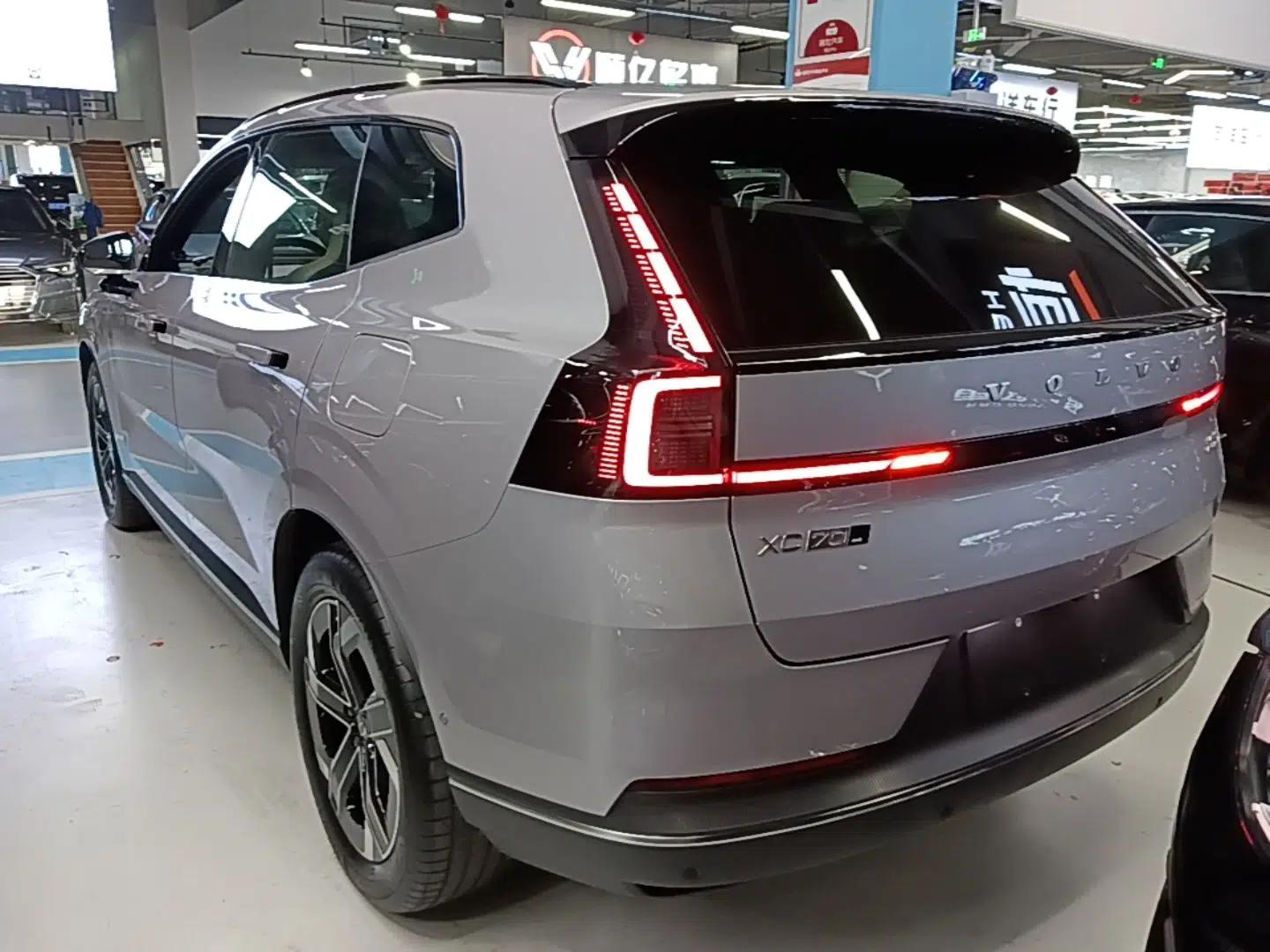 Volvo XC70 Plug-in Hybrid 2026 Model Four-Wheel Drive Long-Range Core — миниатюра 13