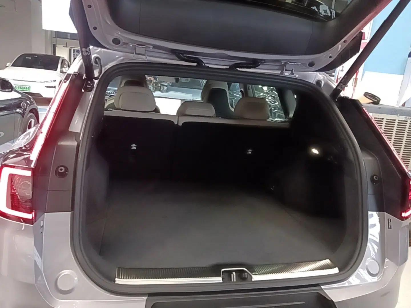 Volvo XC70 Plug-in Hybrid 2026 Model Four-Wheel Drive Long-Range Core — миниатюра 27