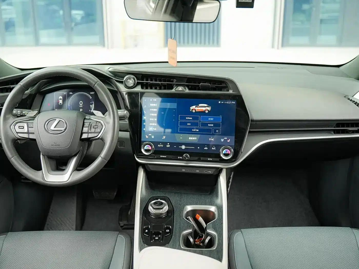 Lexus RZ 2023 450e AWD Luxury Edition — миниатюра 16