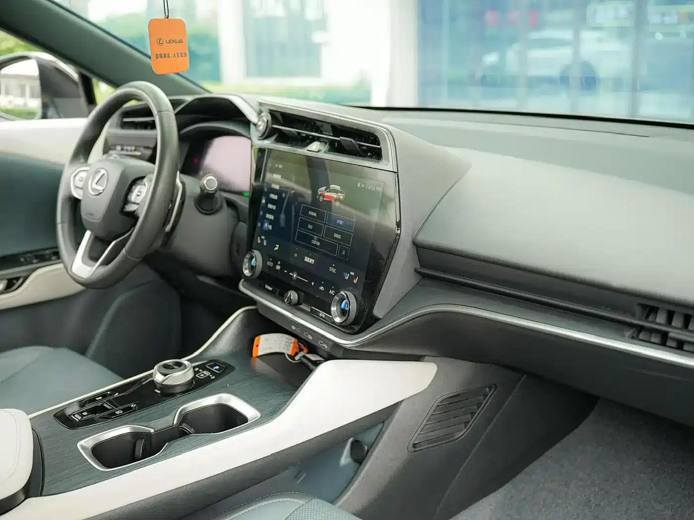 Lexus RZ 2023 450e AWD Luxury Edition — миниатюра 10