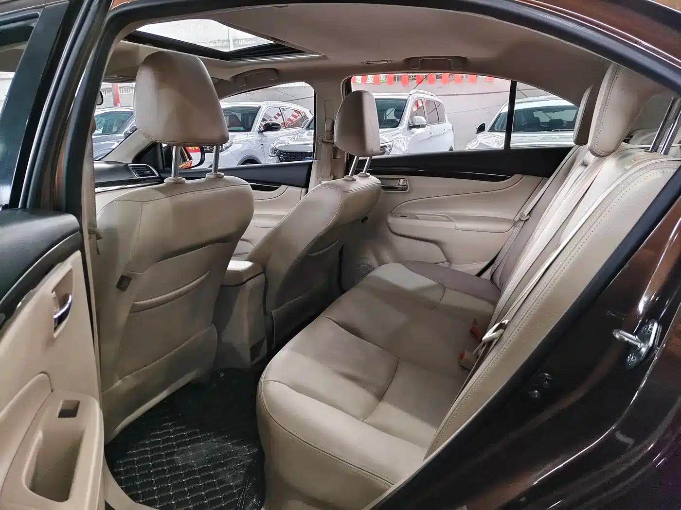 Ciaz 2015 1.6L Automatic Enjoyment Edition — миниатюра 5