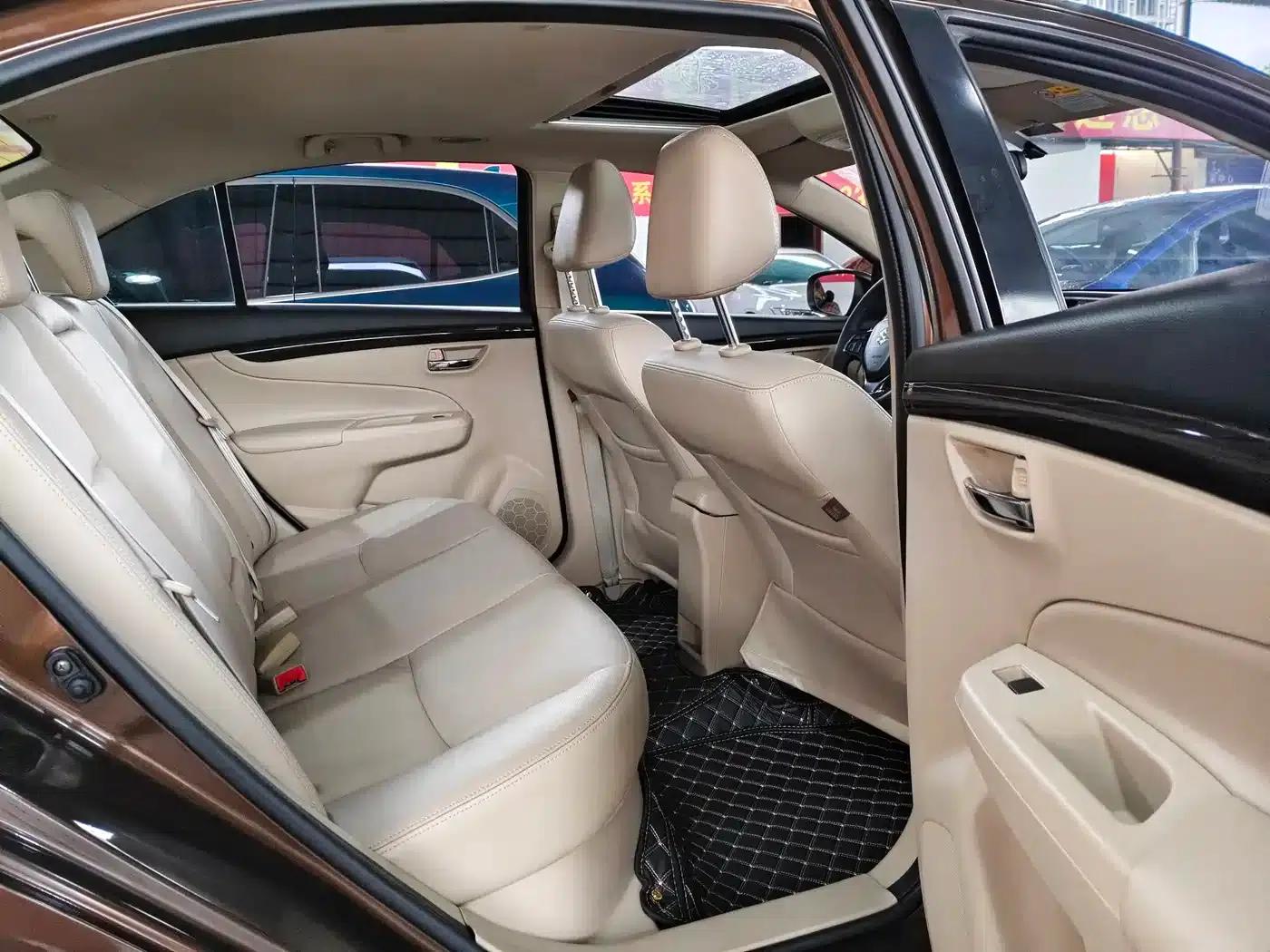 Ciaz 2015 1.6L Automatic Enjoyment Edition — миниатюра 7