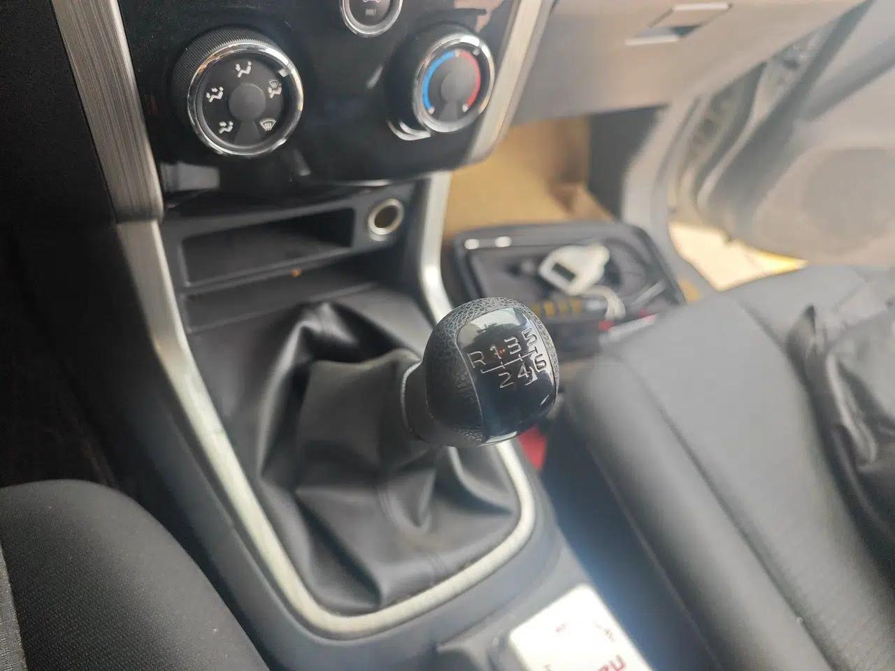 Isuzu D-MAX 2018 3.0T Four-Wheel Drive Manual Base Version 4JJ1-TC HI — миниатюра 14
