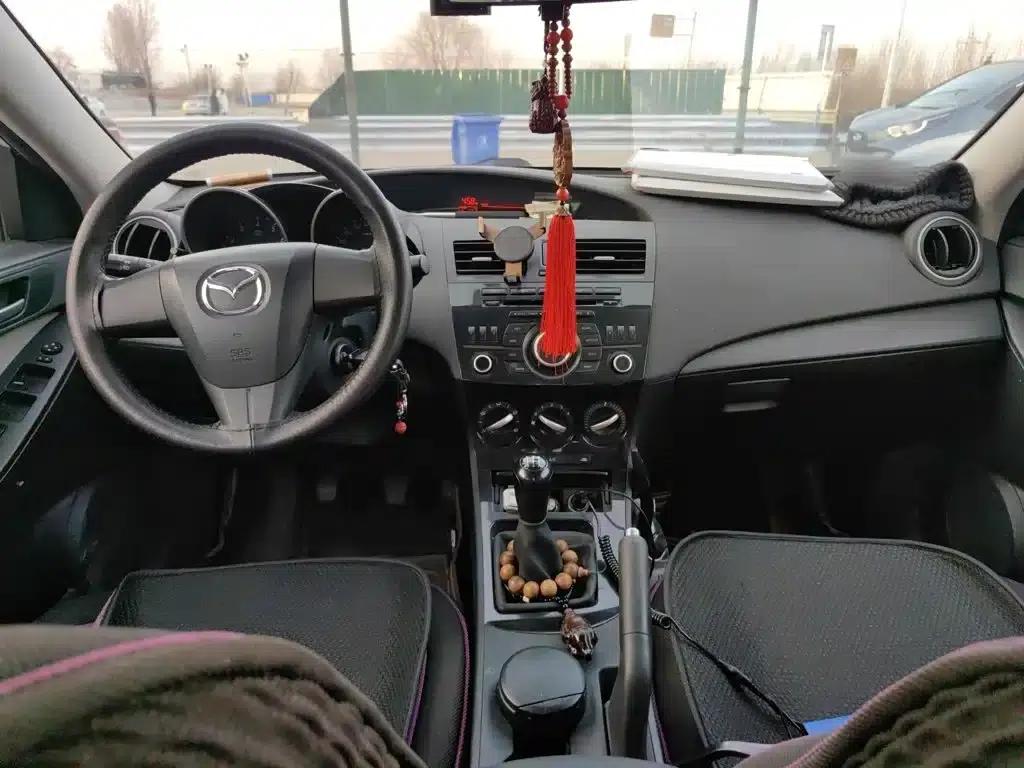 Mazda 3 Axela 2015 Sedan 1.6L Manual Comfort — миниатюра 13