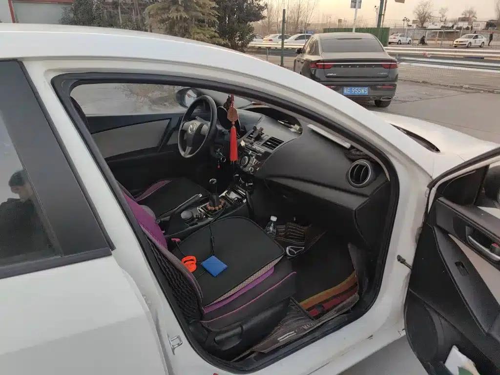 Mazda 3 Axela 2015 Sedan 1.6L Manual Comfort — миниатюра 20