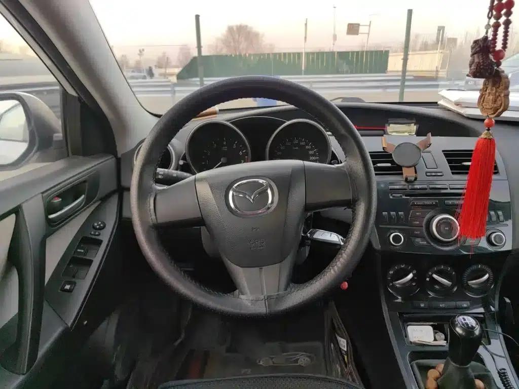 Mazda 3 Axela 2015 Sedan 1.6L Manual Comfort — миниатюра 3