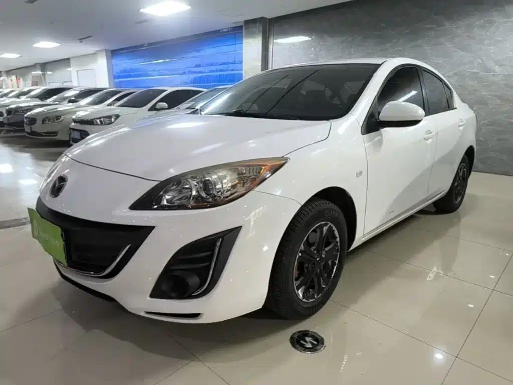 Mazda 3 Axela 2015 Sedan 1.6L Automatic Comfort Model — миниатюра 1