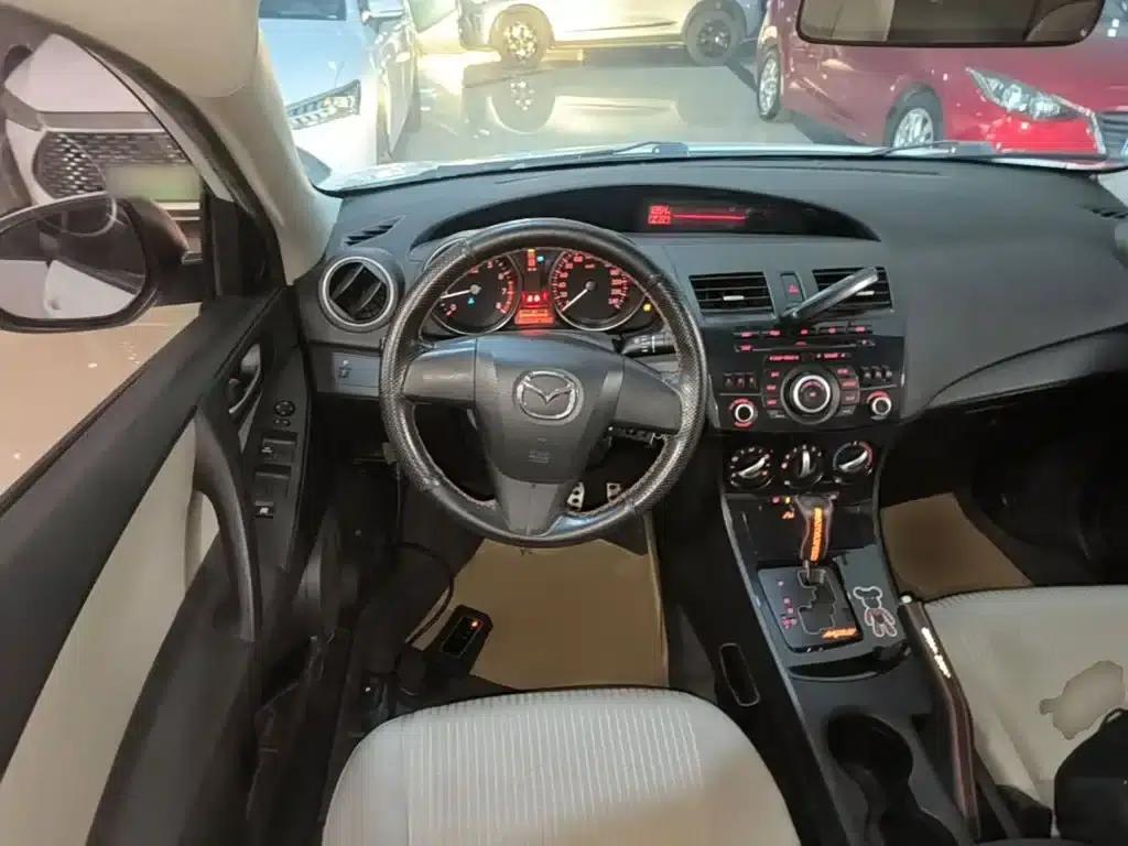 Mazda 3 Axela 2015 Sedan 1.6L Automatic Comfort Model — миниатюра 11