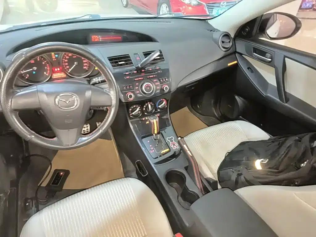 Mazda 3 Axela 2015 Sedan 1.6L Automatic Comfort Model — миниатюра 13