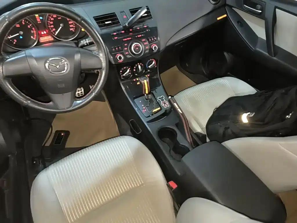 Mazda 3 Axela 2015 Sedan 1.6L Automatic Comfort Model — миниатюра 14