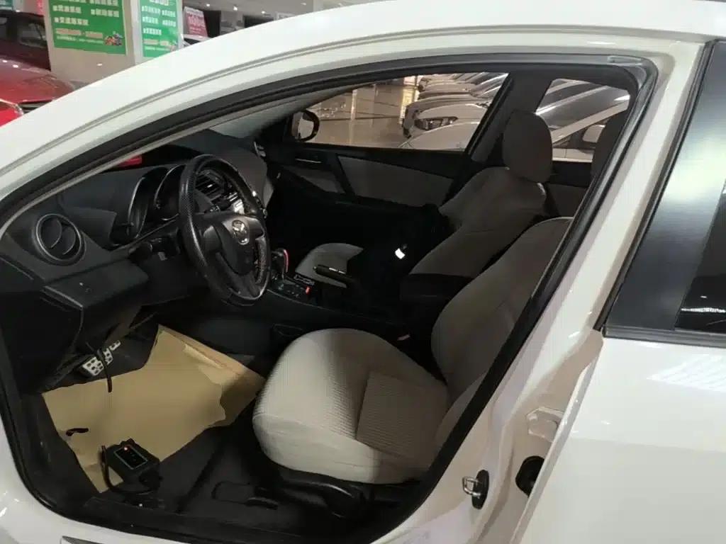 Mazda 3 Axela 2015 Sedan 1.6L Automatic Comfort Model — миниатюра 15