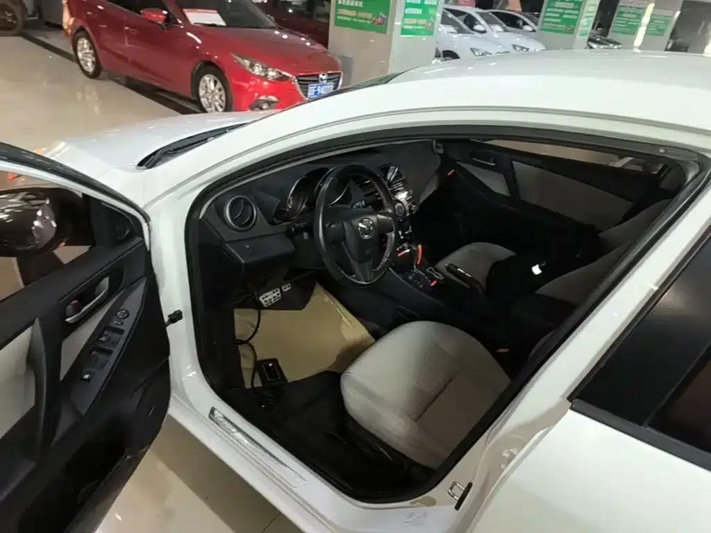 Mazda 3 Axela 2015 Sedan 1.6L Automatic Comfort Model — миниатюра 16