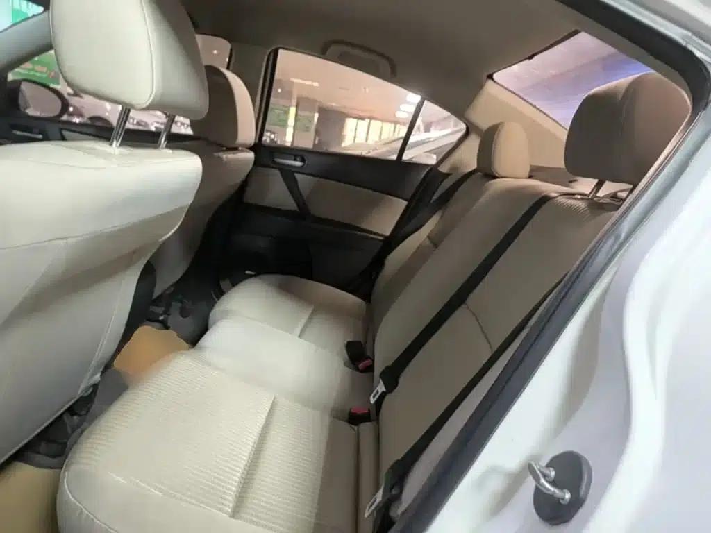 Mazda 3 Axela 2015 Sedan 1.6L Automatic Comfort Model — миниатюра 17