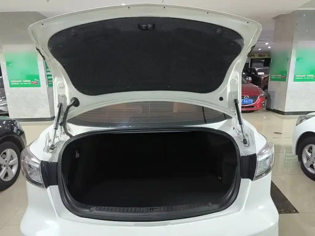 Mazda 3 Axela 2015 Sedan 1.6L Automatic Comfort Model — миниатюра 19