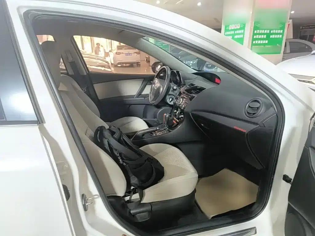 Mazda 3 Axela 2015 Sedan 1.6L Automatic Comfort Model — миниатюра 25