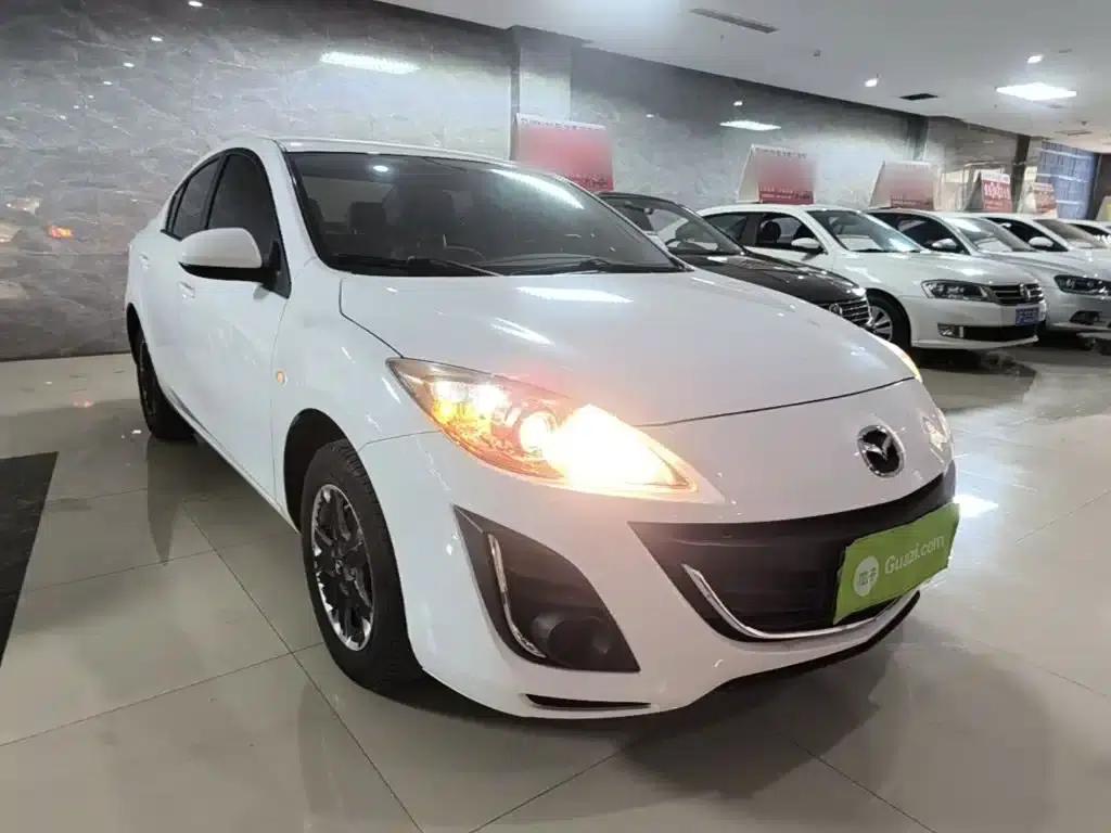 Mazda 3 Axela 2015 Sedan 1.6L Automatic Comfort Model — миниатюра 4