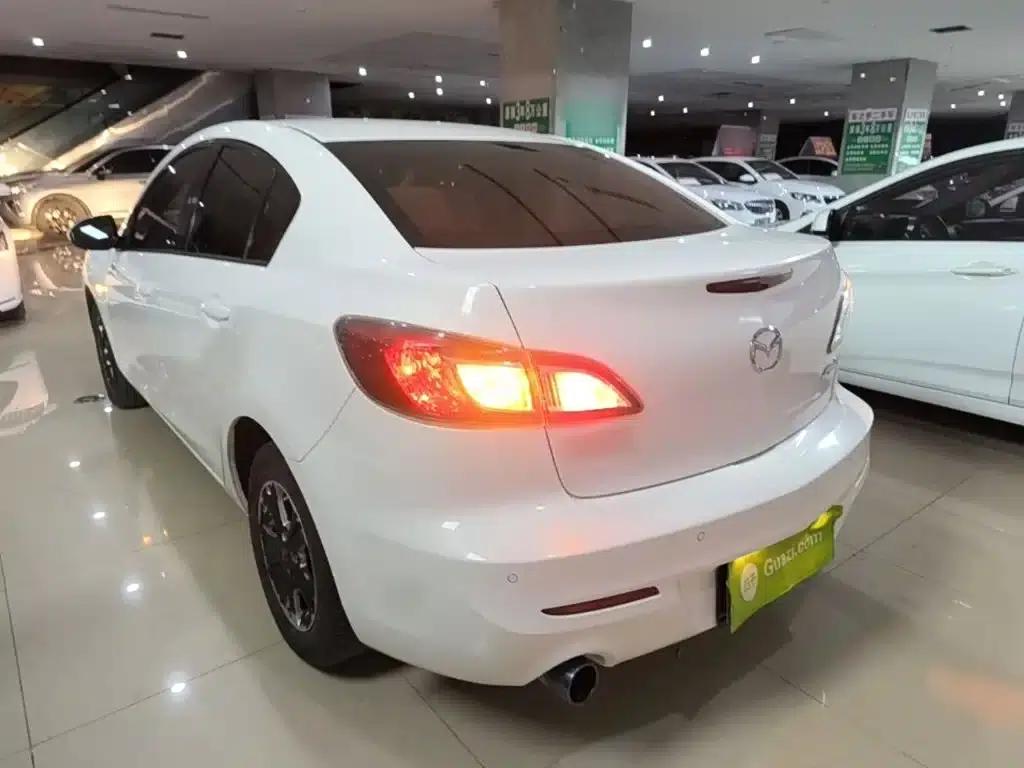 Mazda 3 Axela 2015 Sedan 1.6L Automatic Comfort Model — миниатюра 5