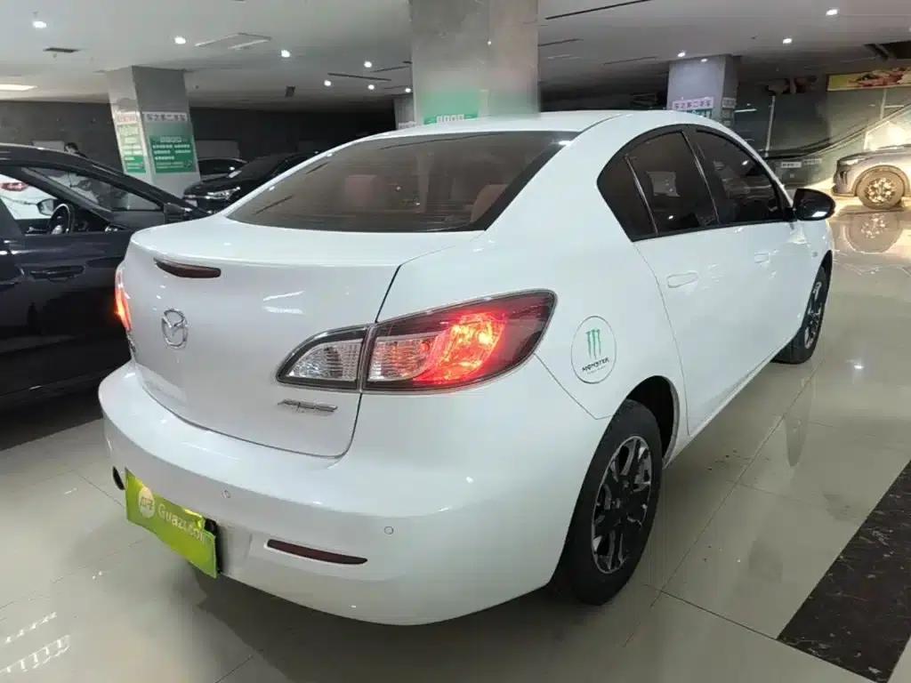 Mazda 3 Axela 2015 Sedan 1.6L Automatic Comfort Model — миниатюра 7
