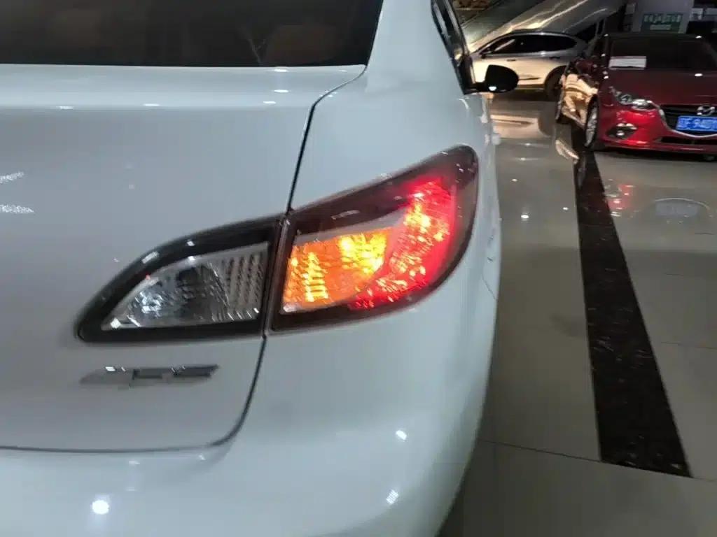 Mazda 3 Axela 2015 Sedan 1.6L Automatic Comfort Model — миниатюра 8