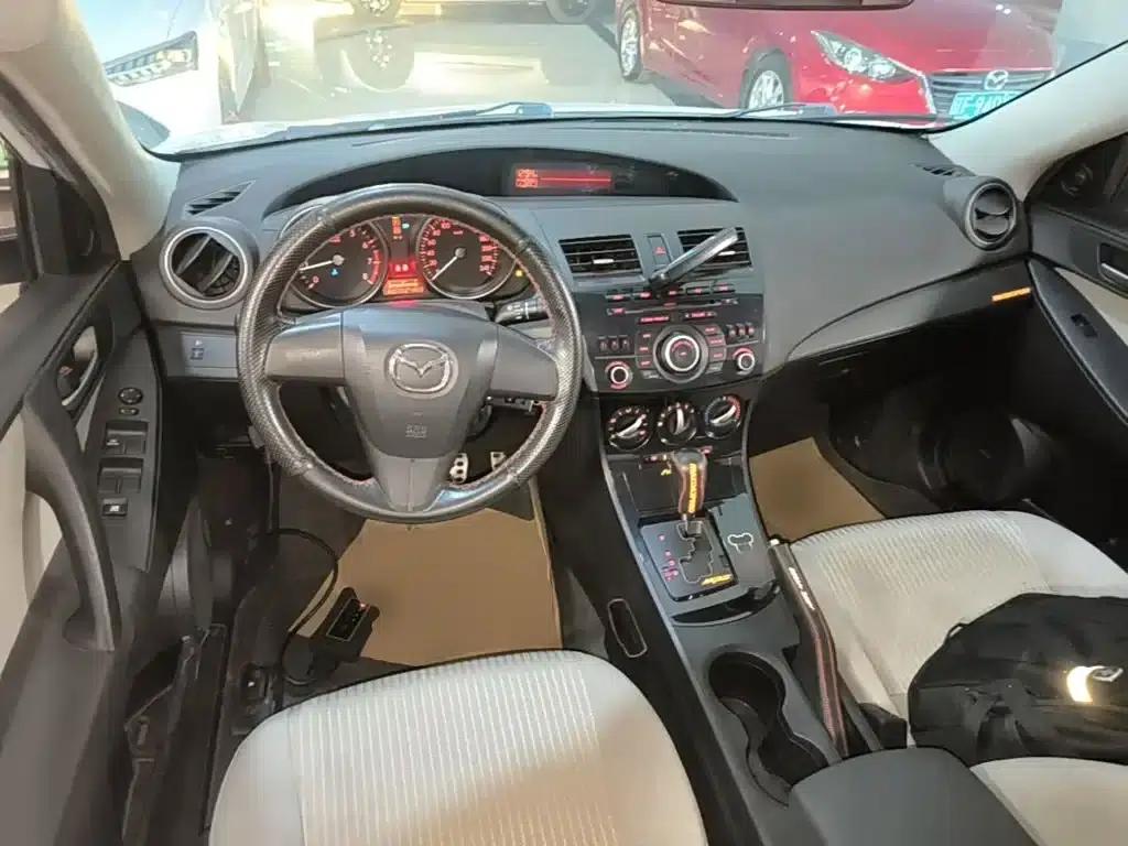 Mazda 3 Axela 2015 Sedan 1.6L Automatic Comfort Model — миниатюра 10