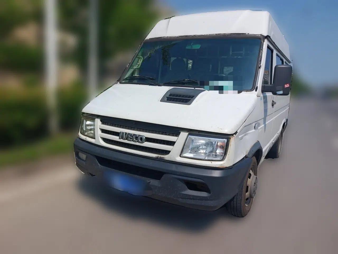 Iveco Daily 2017 2.5T A35 Low-Roof 5-7 Seater Passenger Van 47Z5 — миниатюра 1