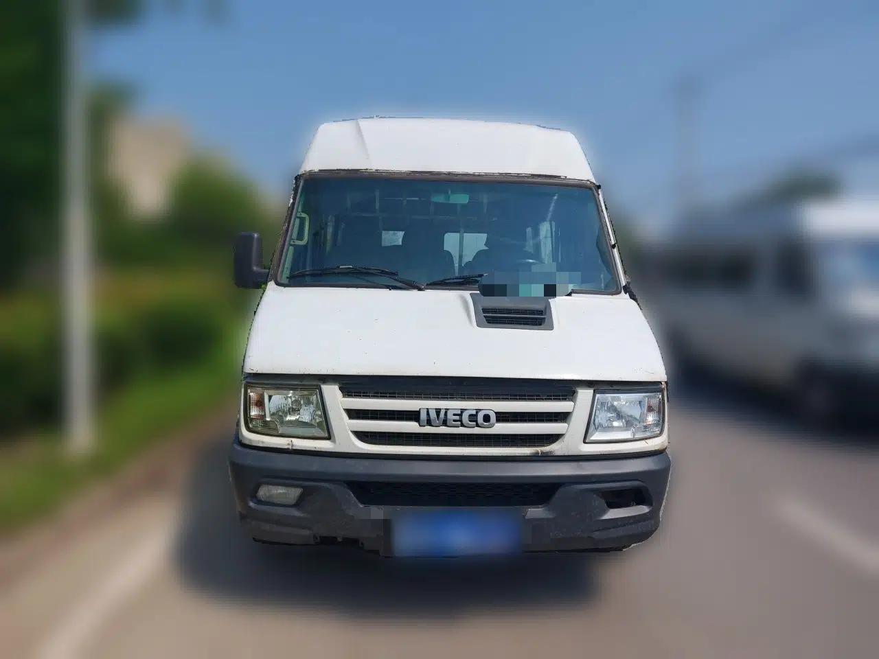 Iveco Daily 2017 2.5T A35 Low-Roof 5-7 Seater Passenger Van 47Z5 — миниатюра 2