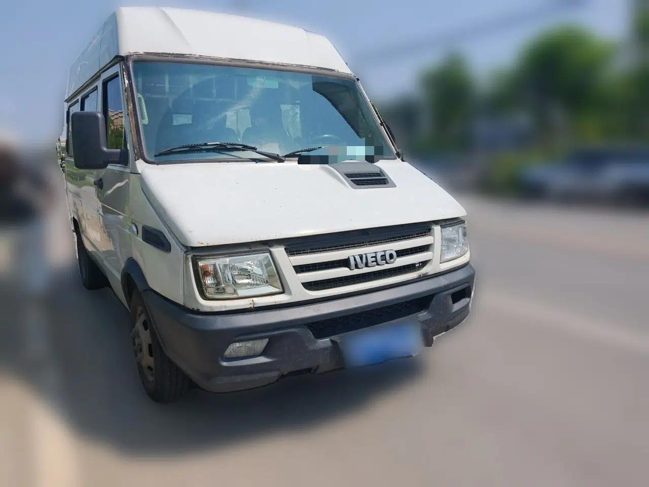 Iveco Daily 2017 2.5T A35 Low-Roof 5-7 Seater Passenger Van 47Z5 — миниатюра 3