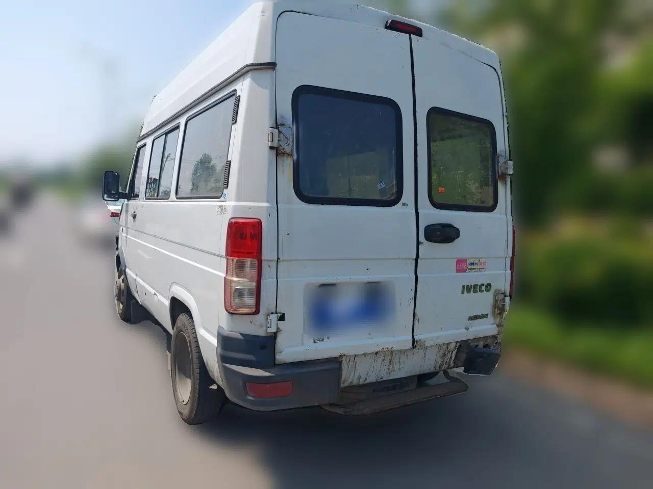 Iveco Daily 2017 2.5T A35 Low-Roof 5-7 Seater Passenger Van 47Z5 — миниатюра 4