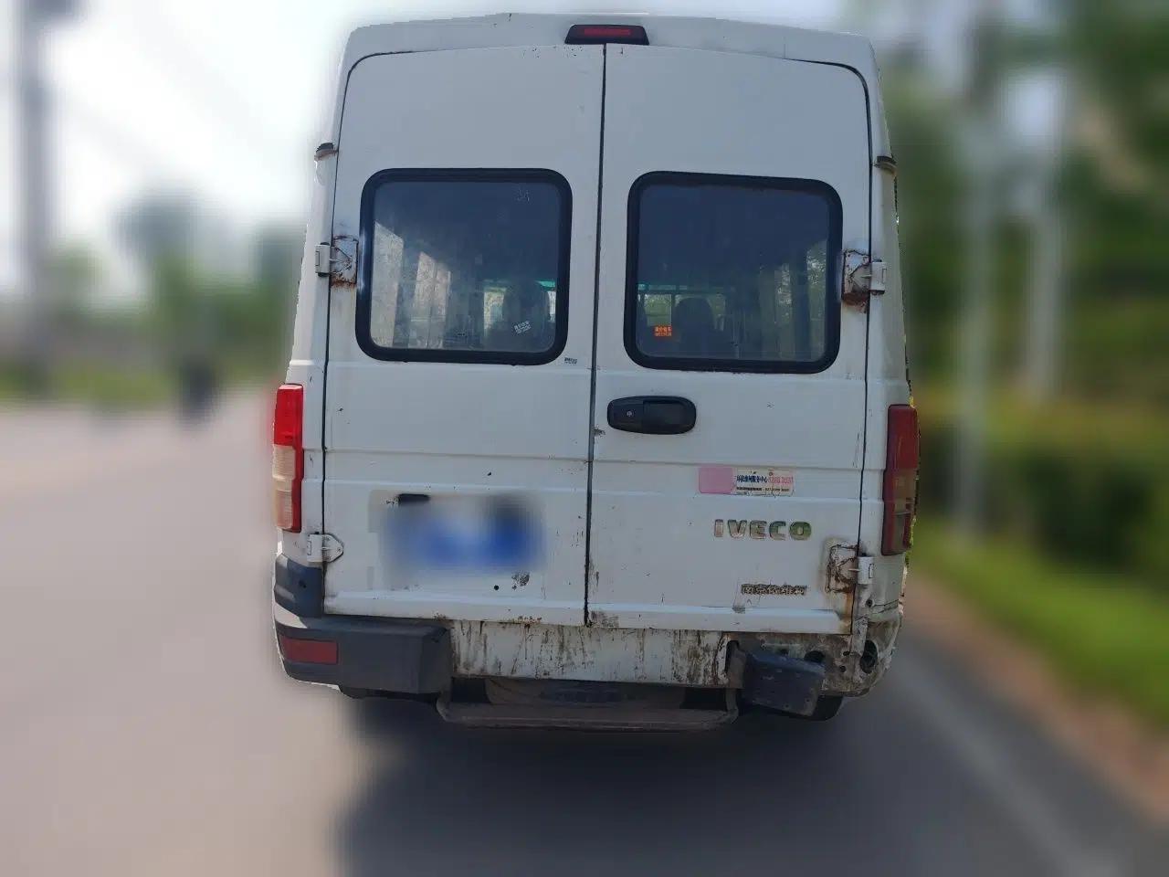 Iveco Daily 2017 2.5T A35 Low-Roof 5-7 Seater Passenger Van 47Z5 — миниатюра 5