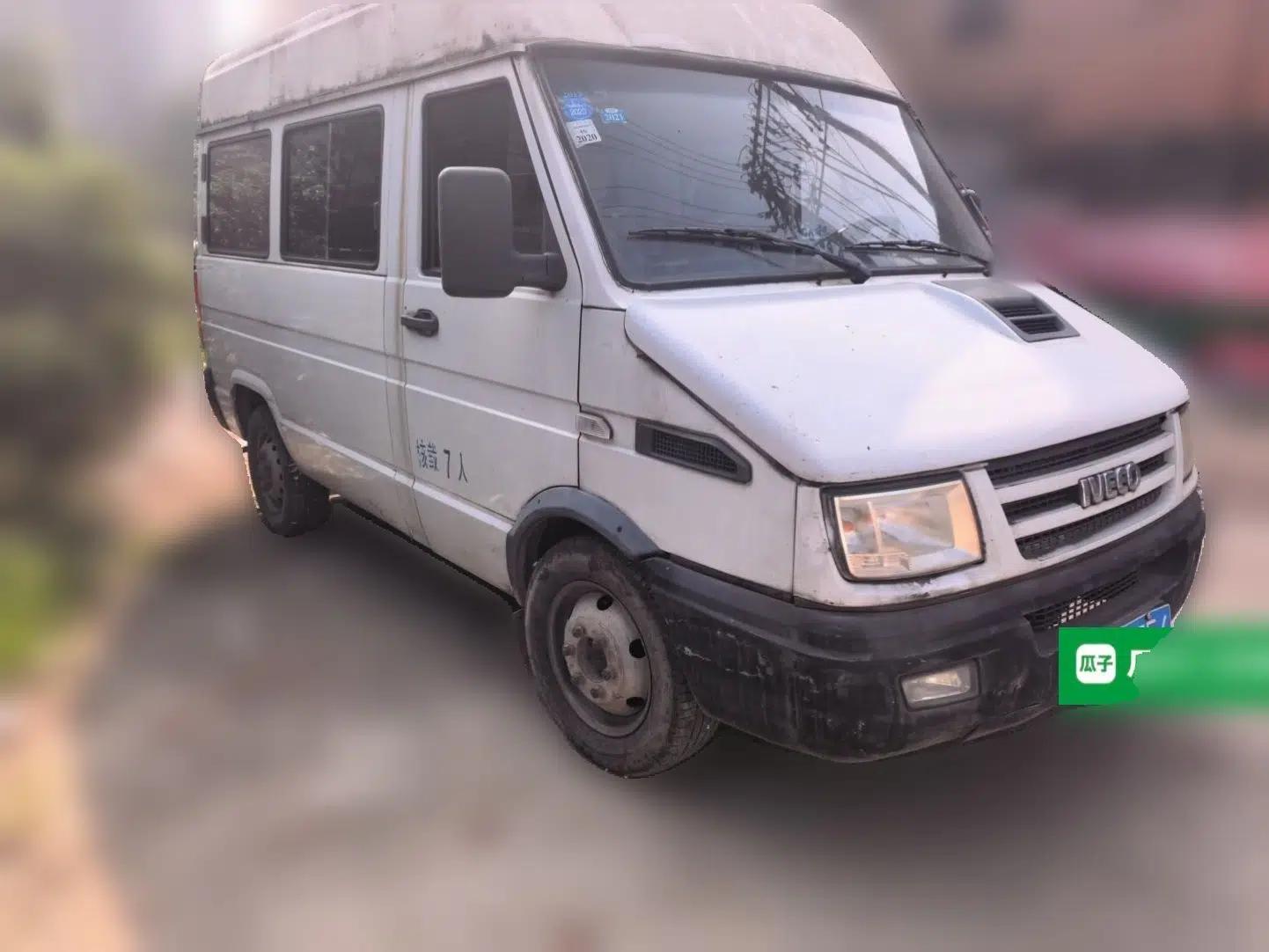 Iveco Daily 2012 Iveco 2.8 manual diesel (7-seater) — миниатюра 3