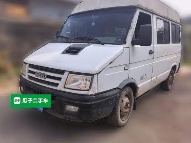 Iveco Daily 2012 Iveco 2.8 manual diesel (7-seater)