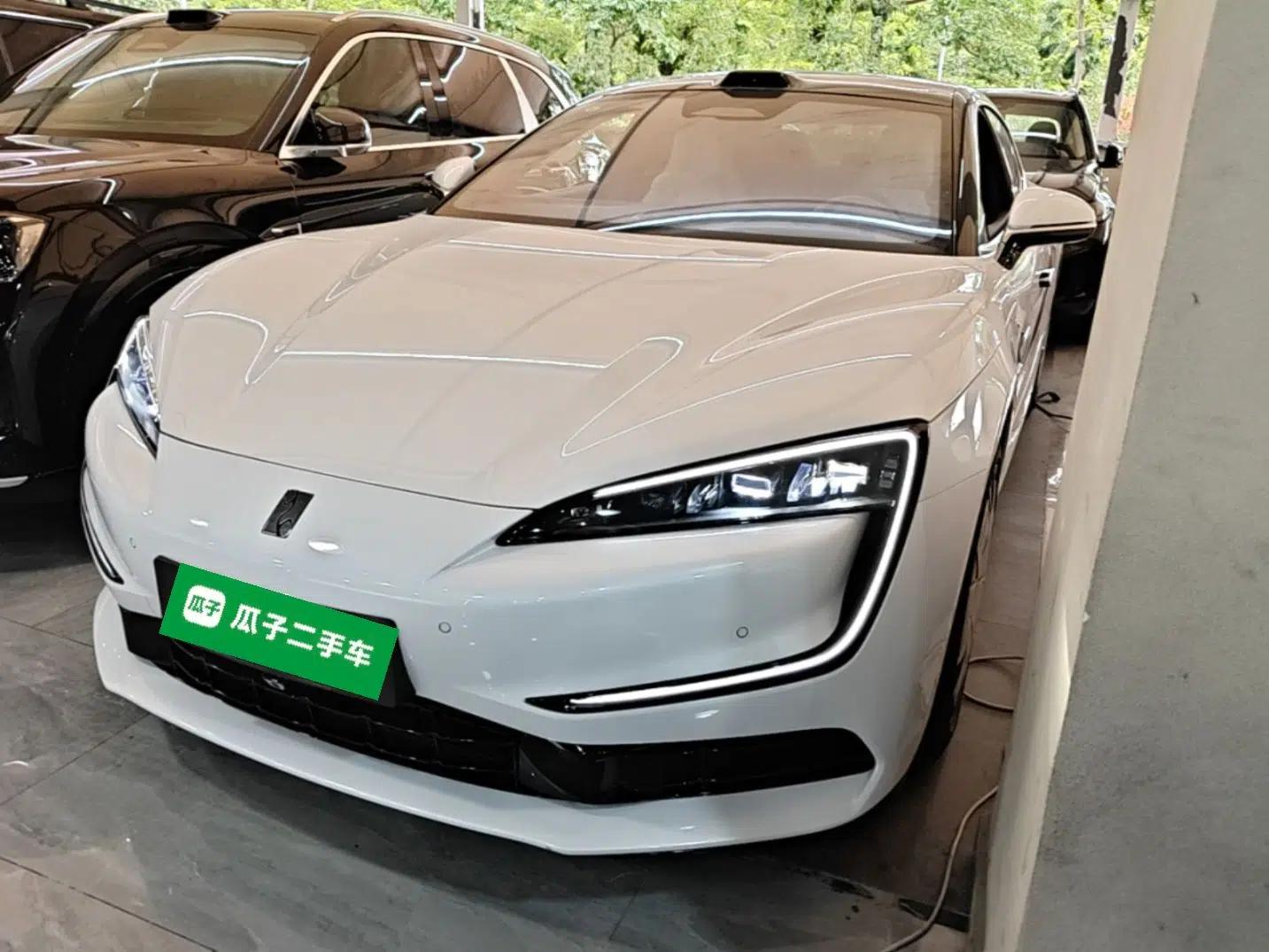 Yangwang U7 2025 PHEV Five-Seat Luxury Edition — миниатюра 1