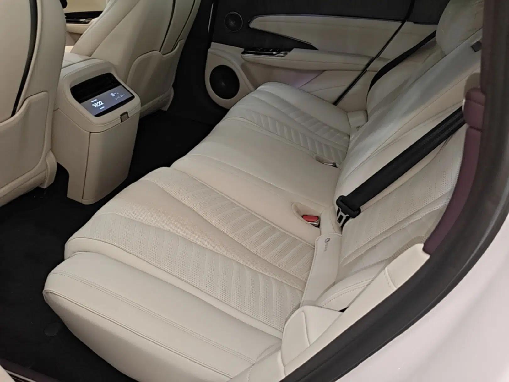 Yangwang U7 2025 PHEV Five-Seat Luxury Edition — миниатюра 20