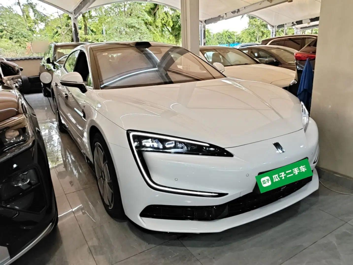 Yangwang U7 2025 PHEV Five-Seat Luxury Edition — миниатюра 3