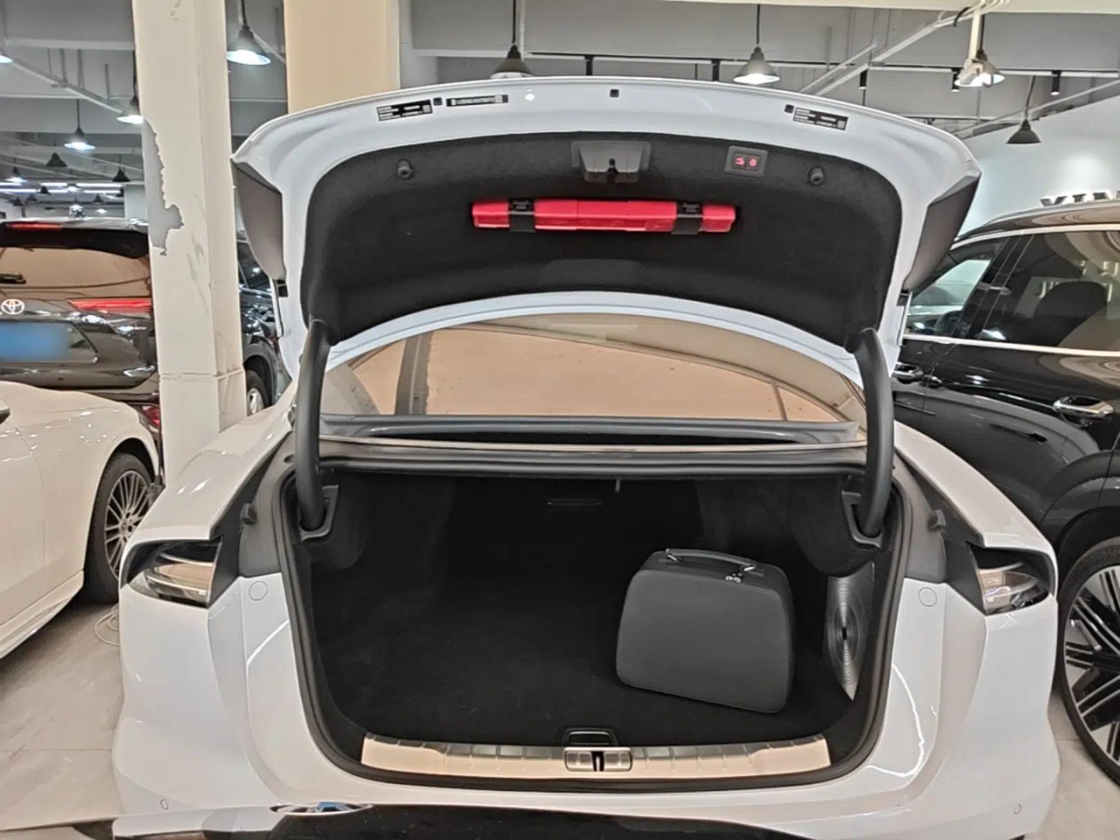 Yangwang U7 2025 PHEV Five-Seat Luxury Edition — миниатюра 22