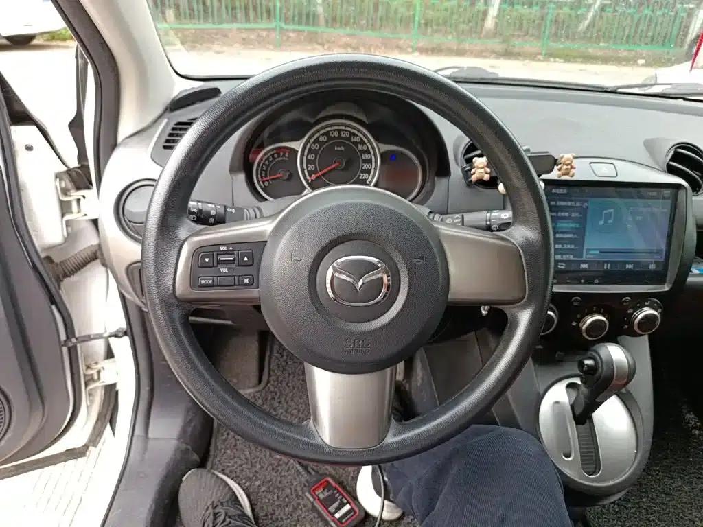 Mazda2 2012 Hatchback Dynamic 1.5L Automatic Value Edition — миниатюра 11