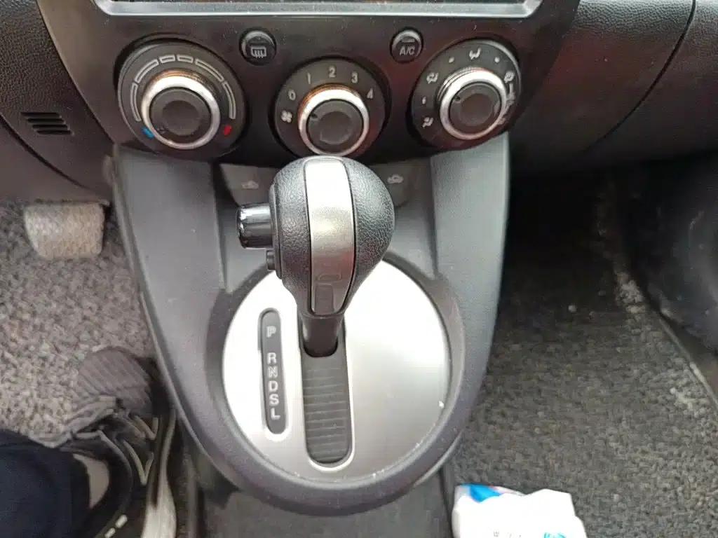 Mazda2 2012 Hatchback Dynamic 1.5L Automatic Value Edition — миниатюра 14