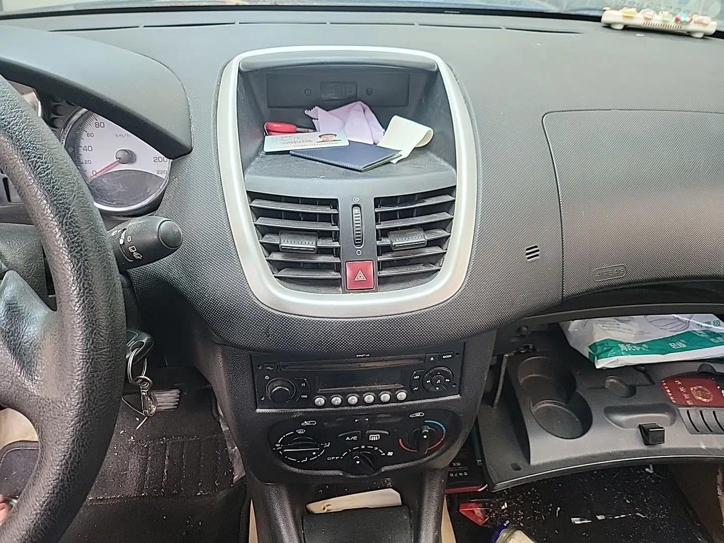 Peugeot 207 2011 Hatchback 1.4L Manual Yule Edition — миниатюра 13