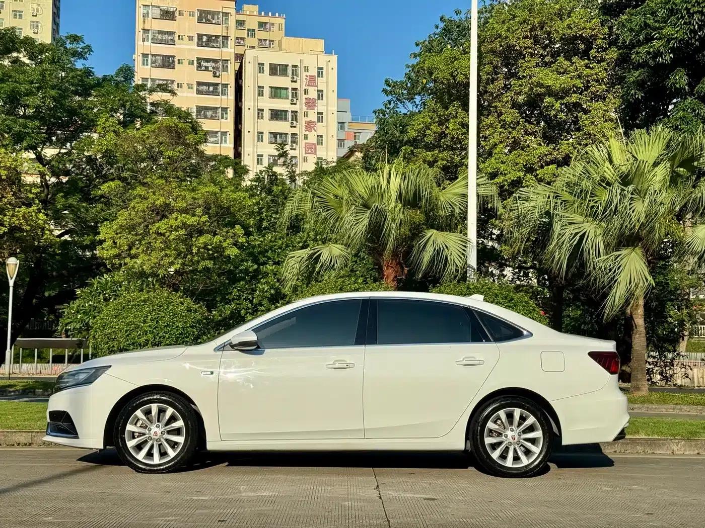 Roewe i6 New Energy 2017 45T Hybrid Connected Smart Edition — миниатюра 6